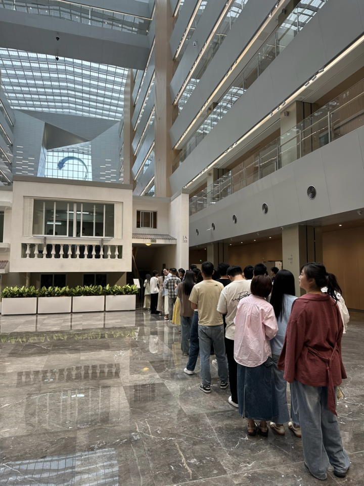 阿里巴巴“创业公寓”湖畔小屋前排起长队 图片来源：橙柿互动